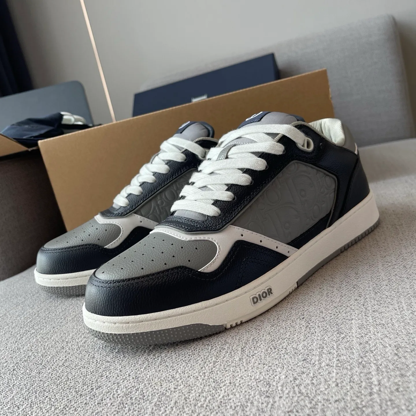 Dior B27 Uptown Low Top Grained Leather Sneaker (Navy/Grey) — ビュー 4