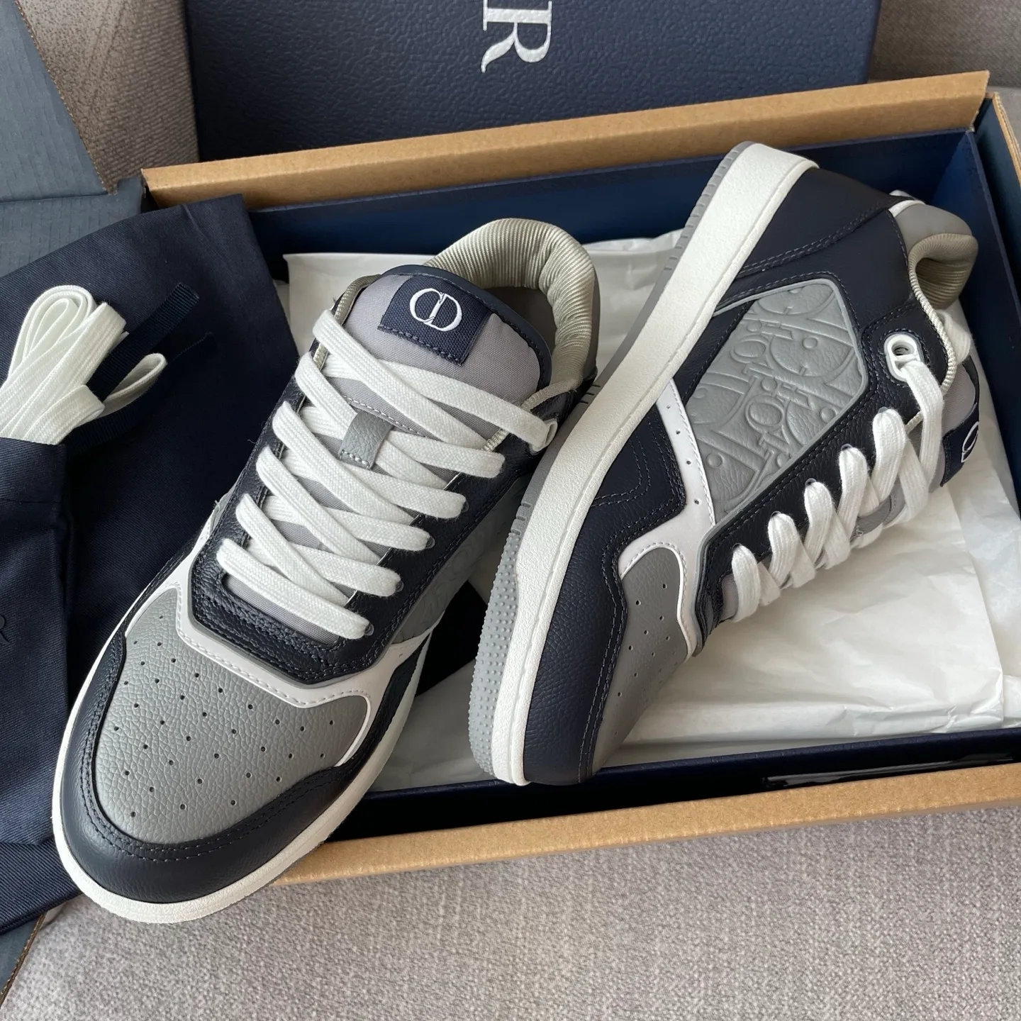 Dior B27 Uptown Low Top Grained Leather Sneaker (Navy/Grey) — ビュー 6