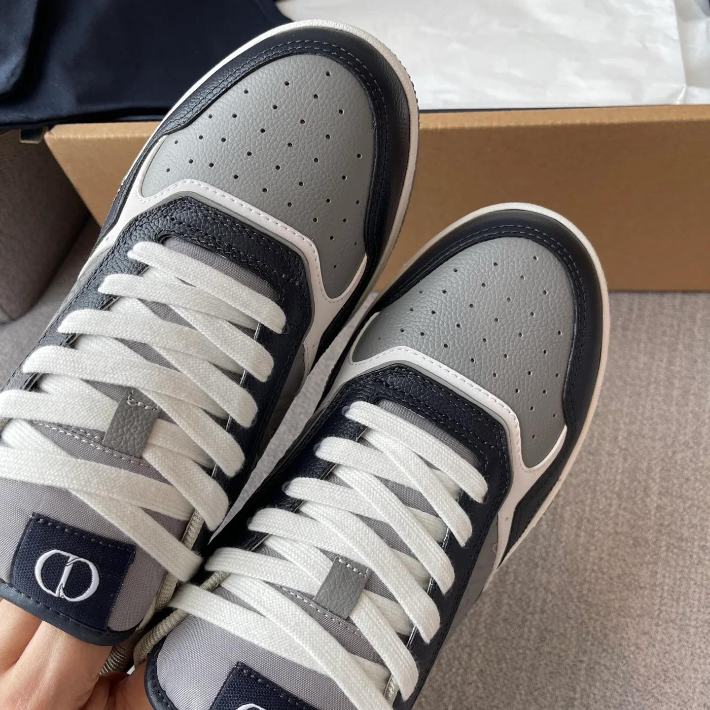 Dior B27 Uptown Low Top Grained Leather Sneaker (Navy/Grey) — ビュー 7