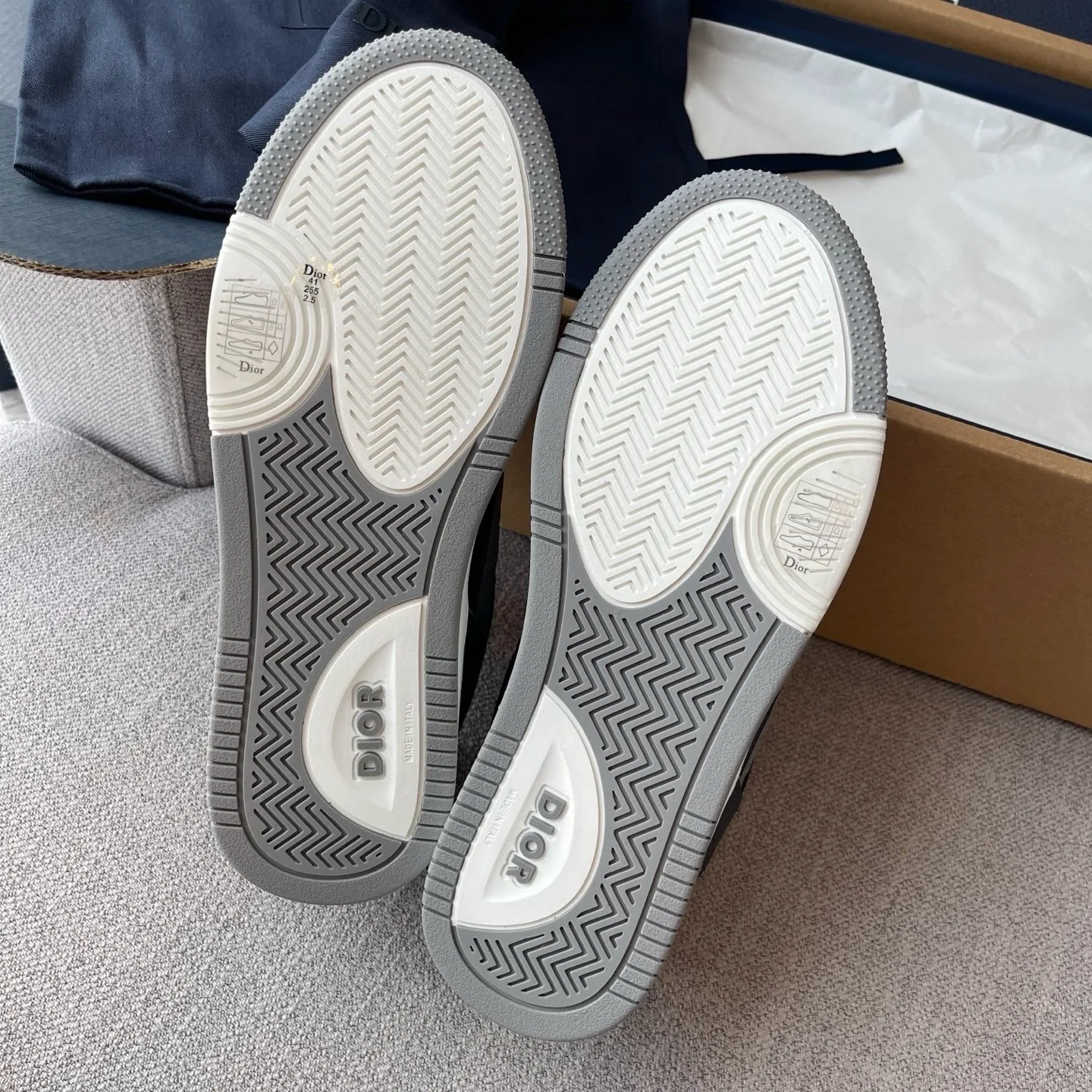 Dior B27 Uptown Low Top Grained Leather Sneaker (Navy/Grey) — ビュー 9