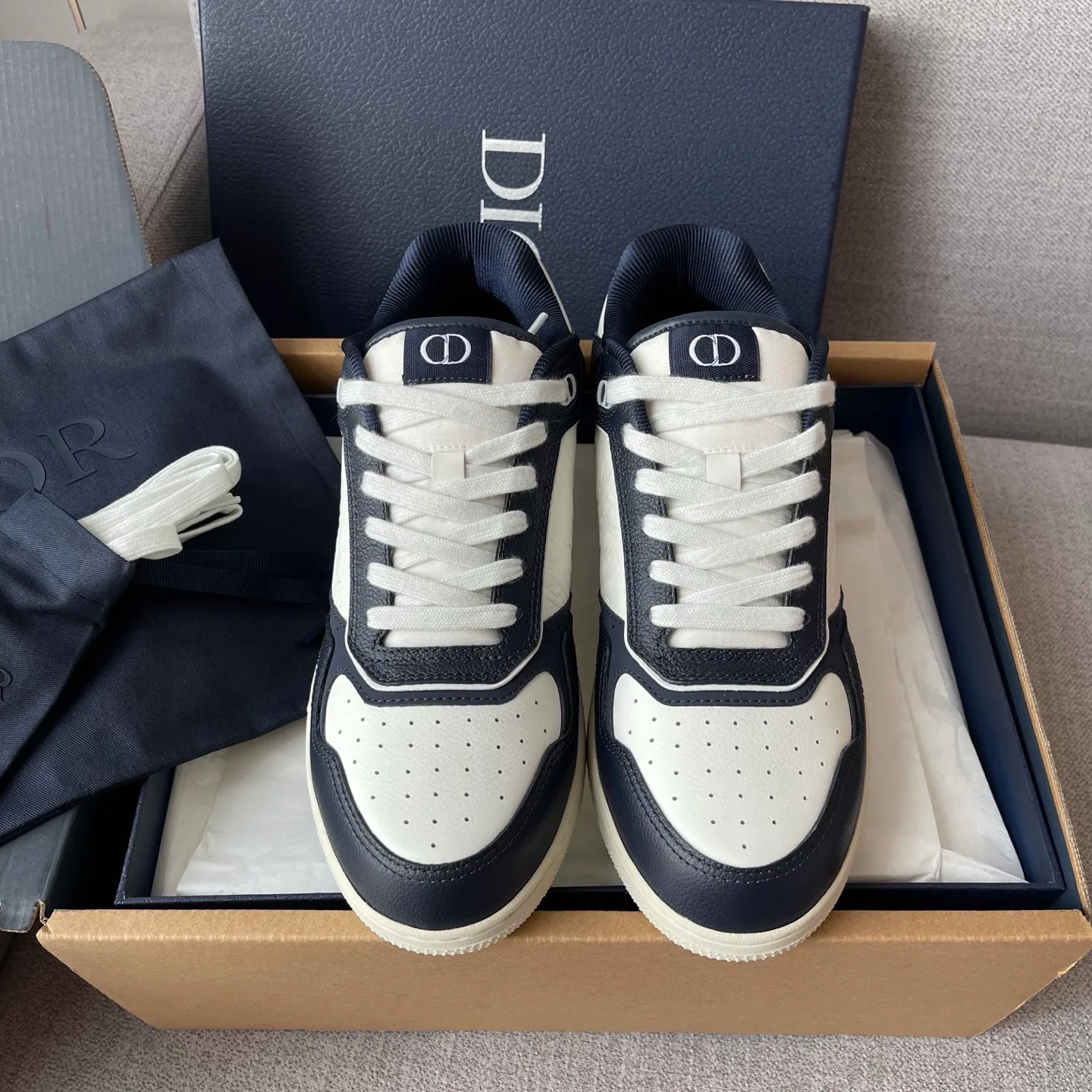 Dior B27 Uptown Low Top Grained Leather Sneaker (Navy/White) — ビュー 2