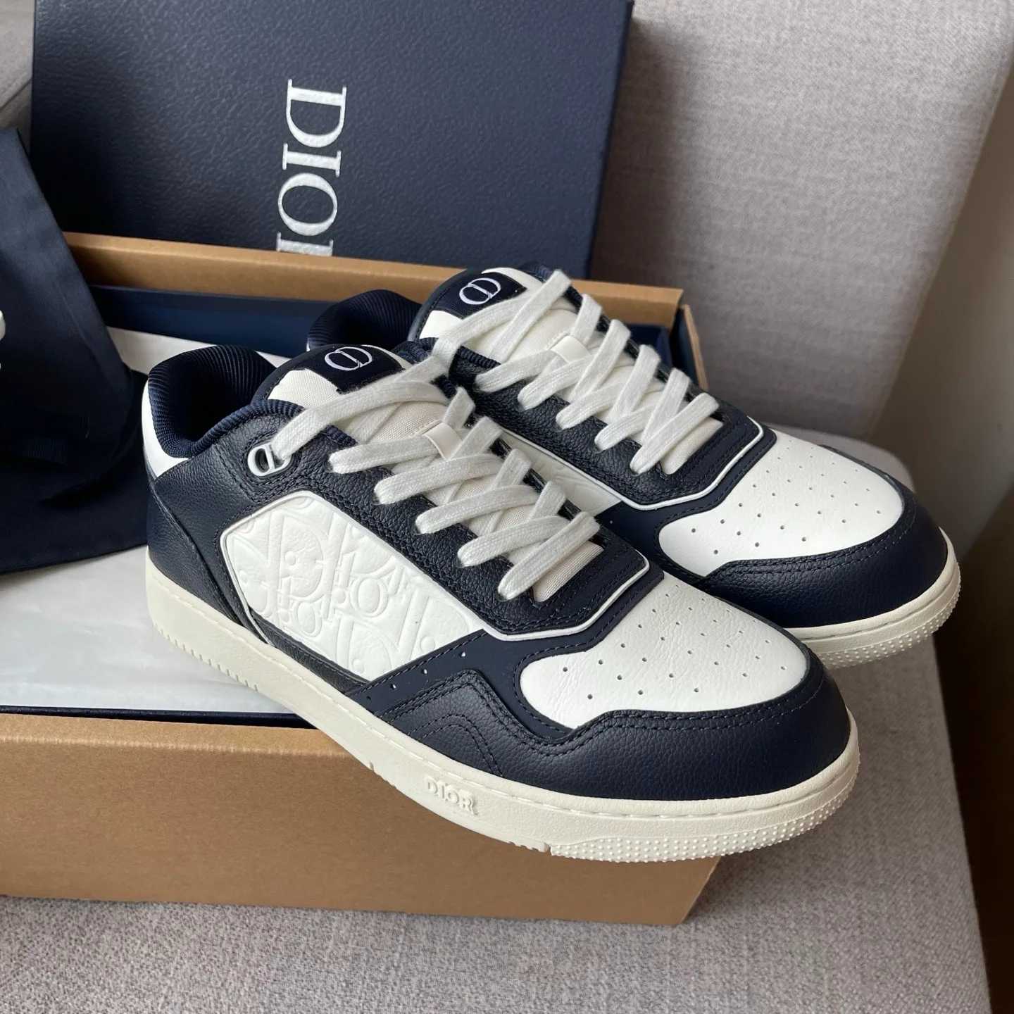 Dior B27 Uptown Low Top Grained Leather Sneaker (Navy/White) — ビュー 3