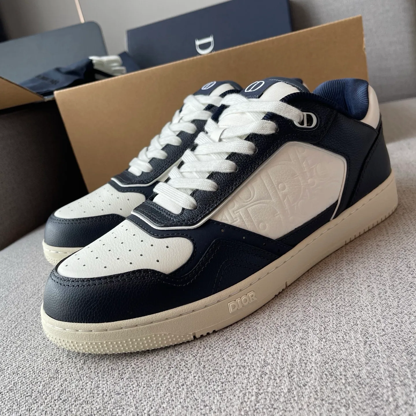 Dior B27 Uptown Low Top Grained Leather Sneaker (Navy/White) — ビュー 4