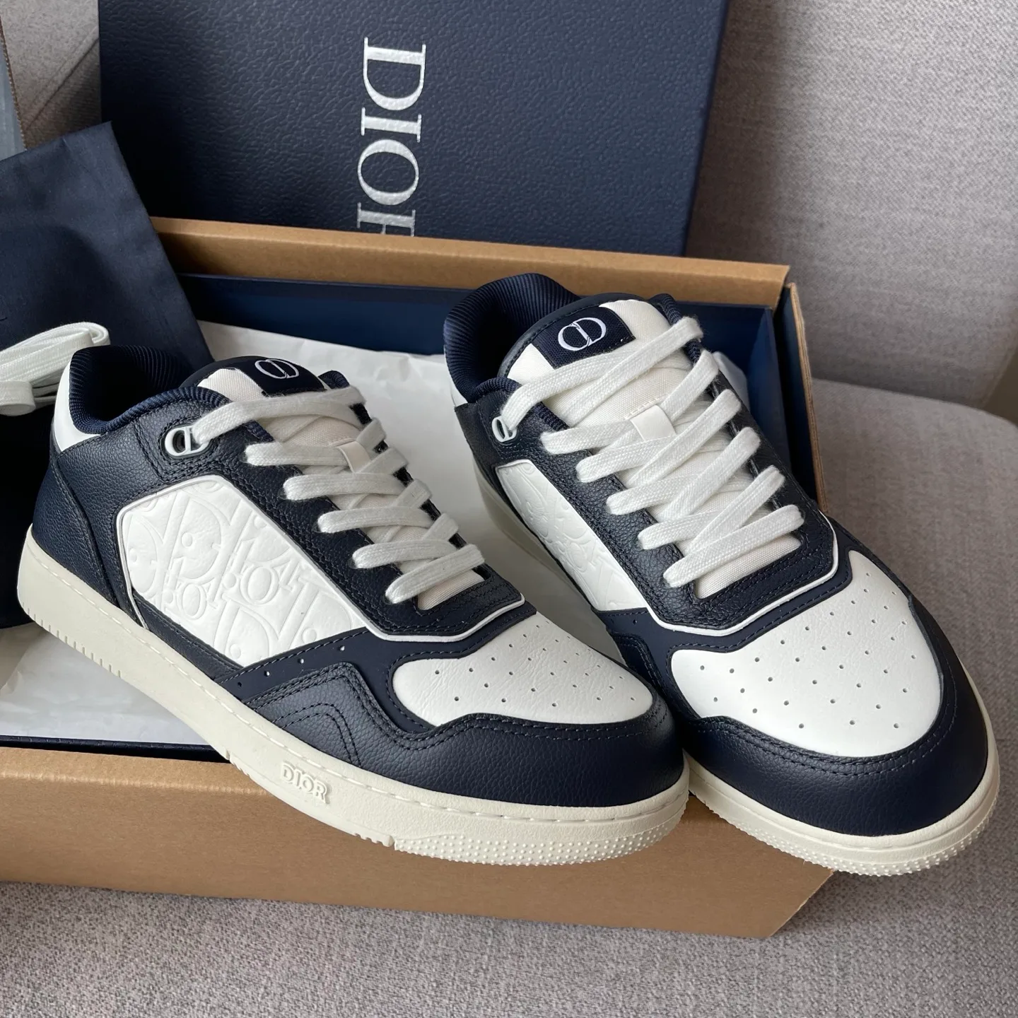 Dior B27 Uptown Low Top Grained Leather Sneaker (Navy/White) — ビュー 5