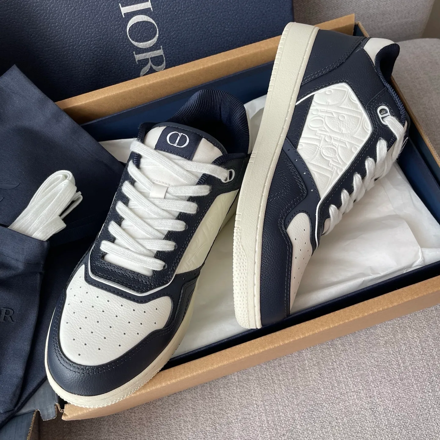 Dior B27 Uptown Low Top Grained Leather Sneaker (Navy/White) — ビュー 6