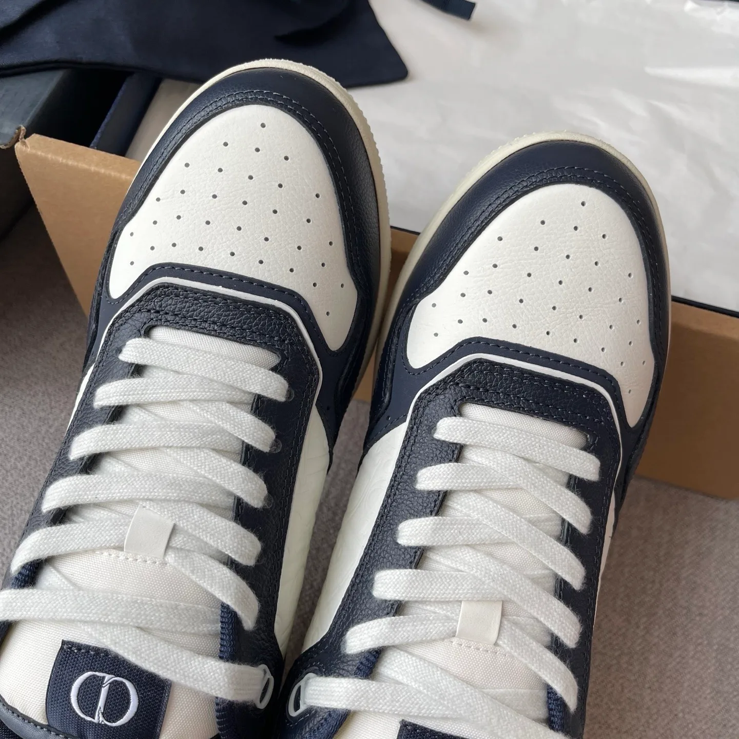 Dior B27 Uptown Low Top Grained Leather Sneaker (Navy/White) — ビュー 7