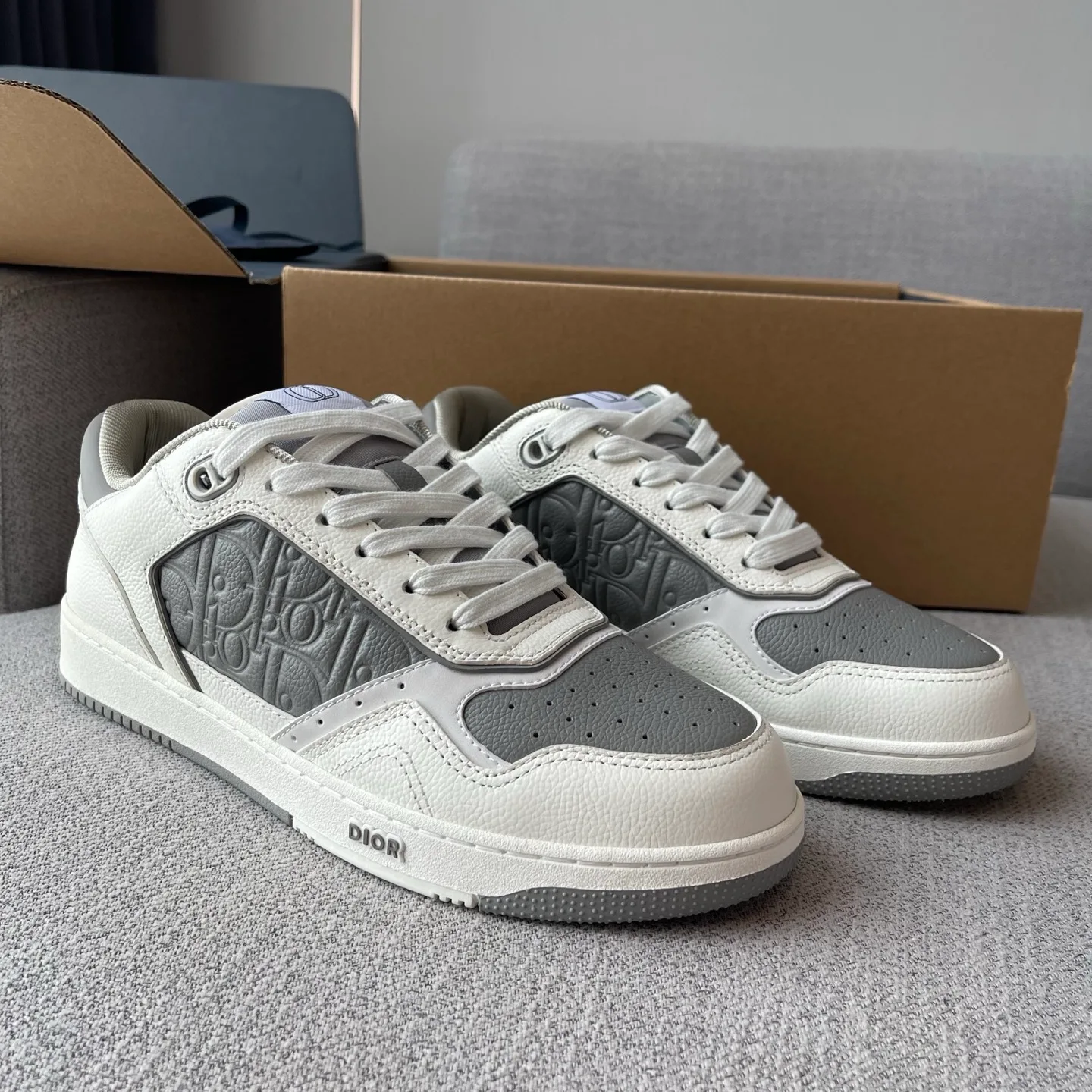Dior B27 Uptown Low Top Grained Leather Sneaker (White/Grey) — 보기 3