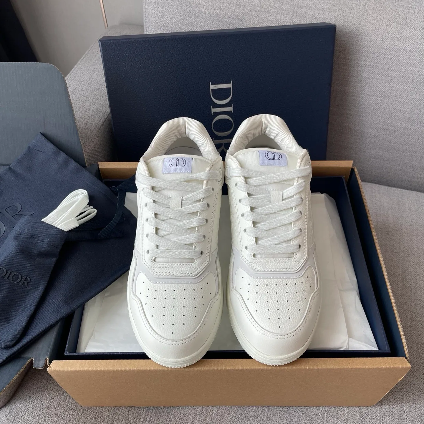 Dior B27 Uptown Low Top Grained Leather Sneaker (White/White) — ビュー 2