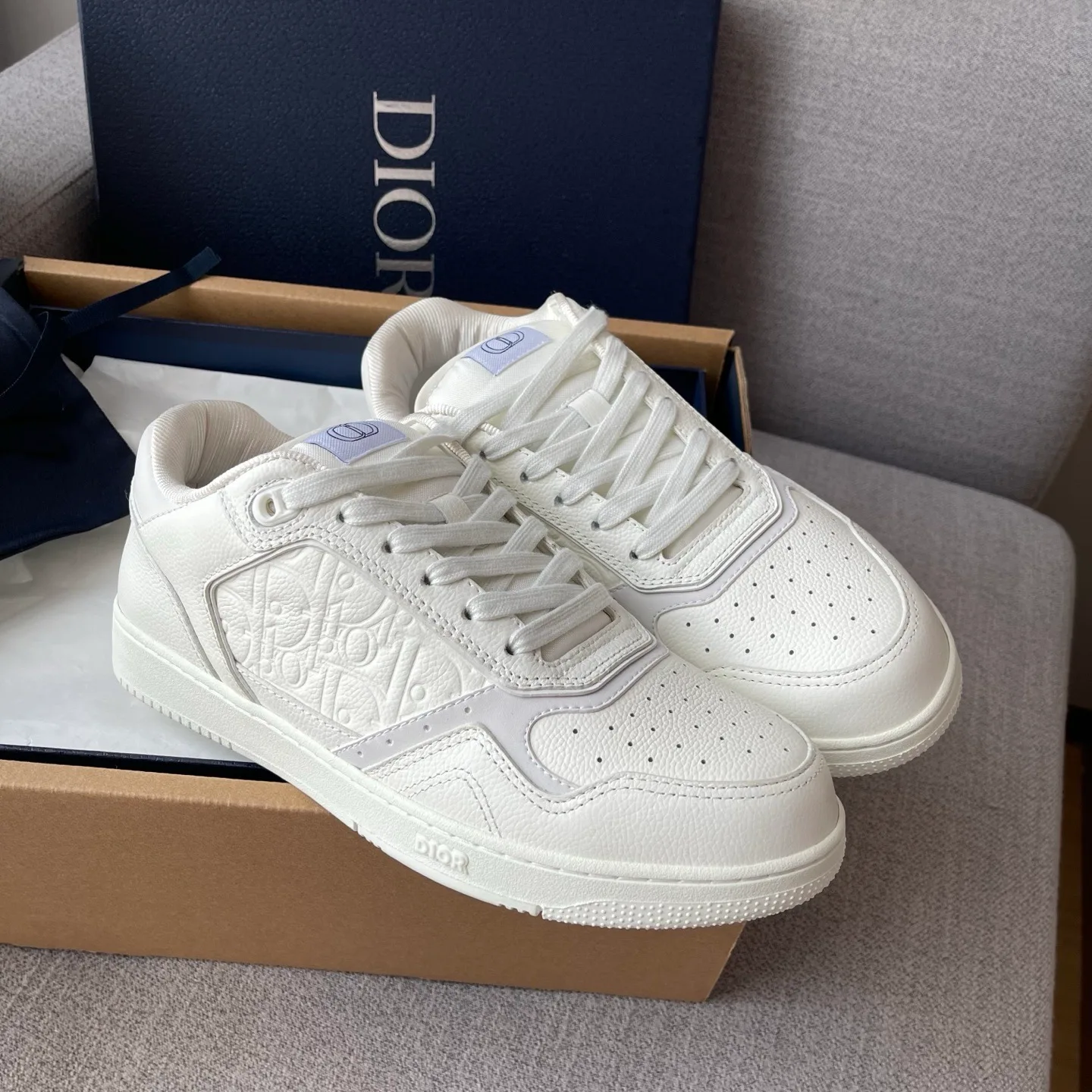 Dior B27 Uptown Low Top Grained Leather Sneaker (White/White) — ビュー 3