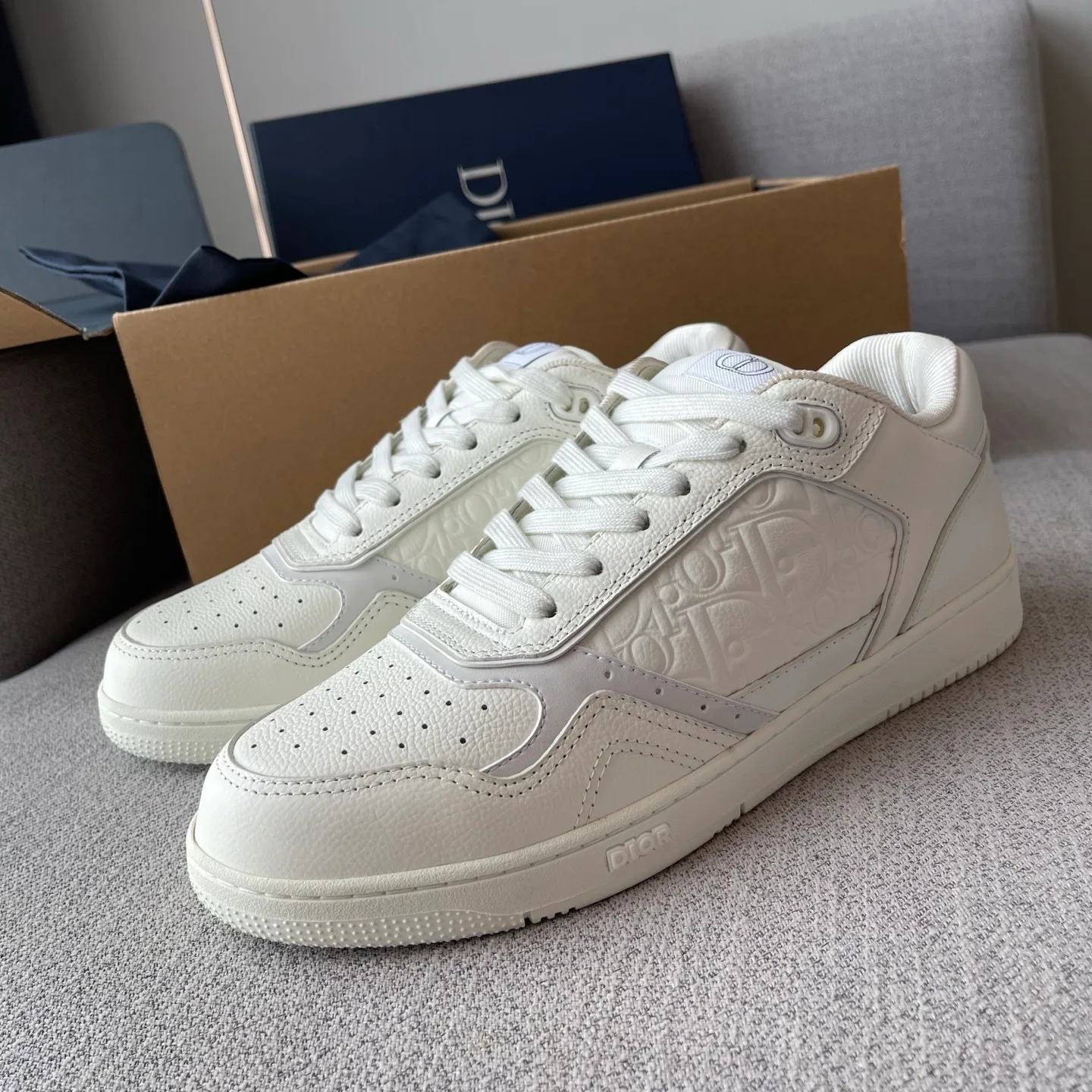 Dior B27 Uptown Low Top Grained Leather Sneaker (White/White) — ビュー 4