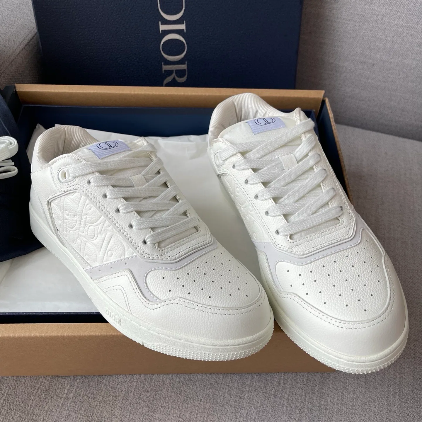 Dior B27 Uptown Low Top Grained Leather Sneaker (White/White) — ビュー 5