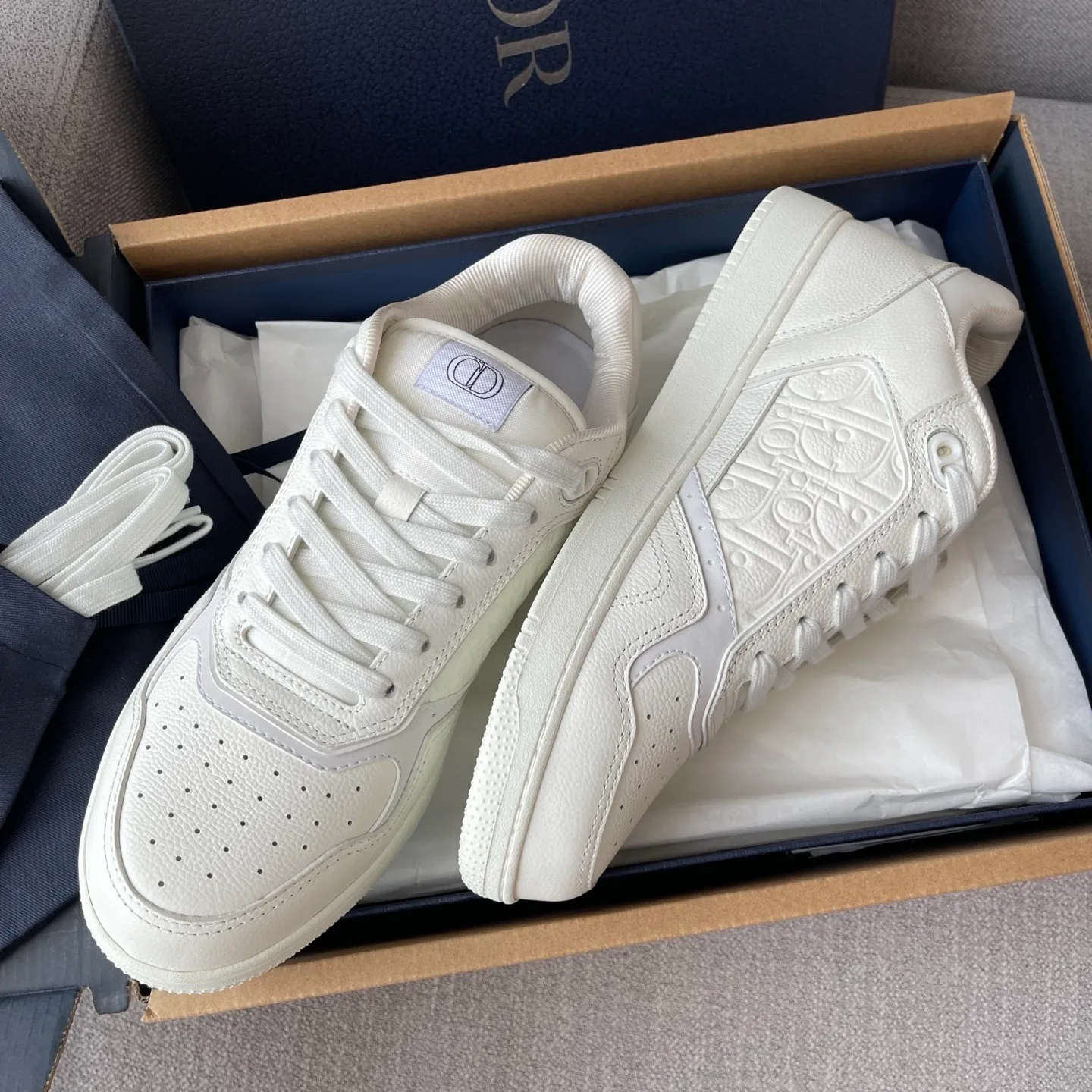 Dior B27 Uptown Low Top Grained Leather Sneaker (White/White) — ビュー 6