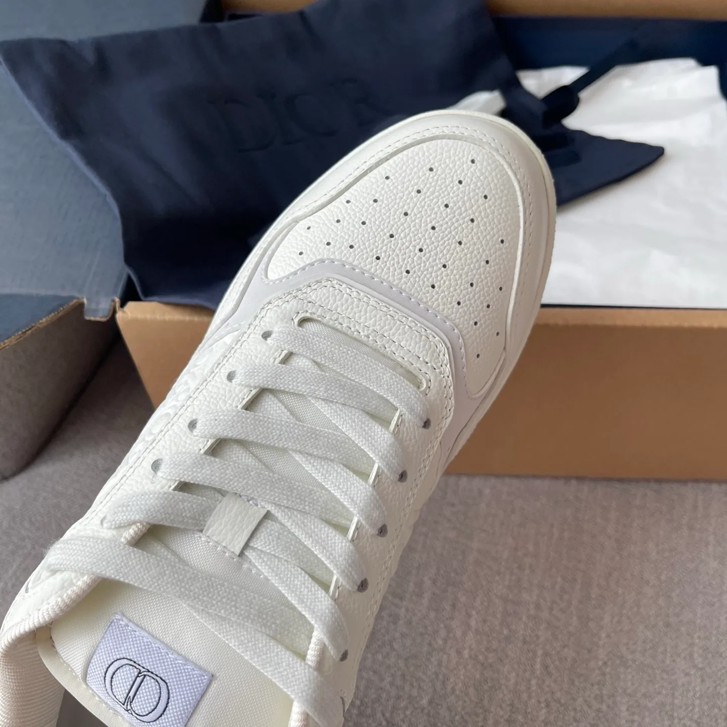 Dior B27 Uptown Low Top Grained Leather Sneaker (White/White) — ビュー 7