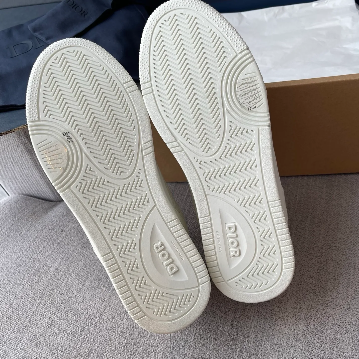 Dior B27 Uptown Low Top Grained Leather Sneaker (White/White) — ビュー 9