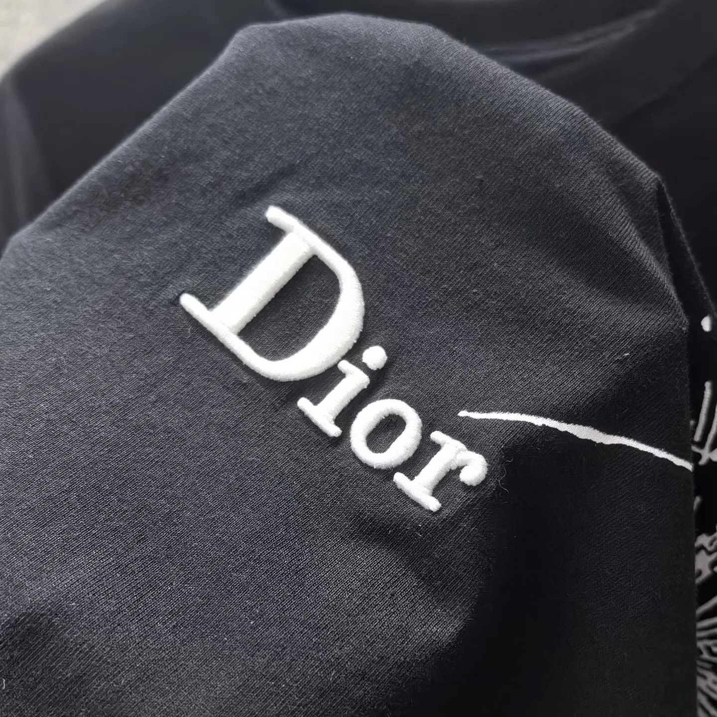 T-Shirt with Book Cover Embroidery and Print (In Cold Blood), Relaxed Fit — ビュー 2