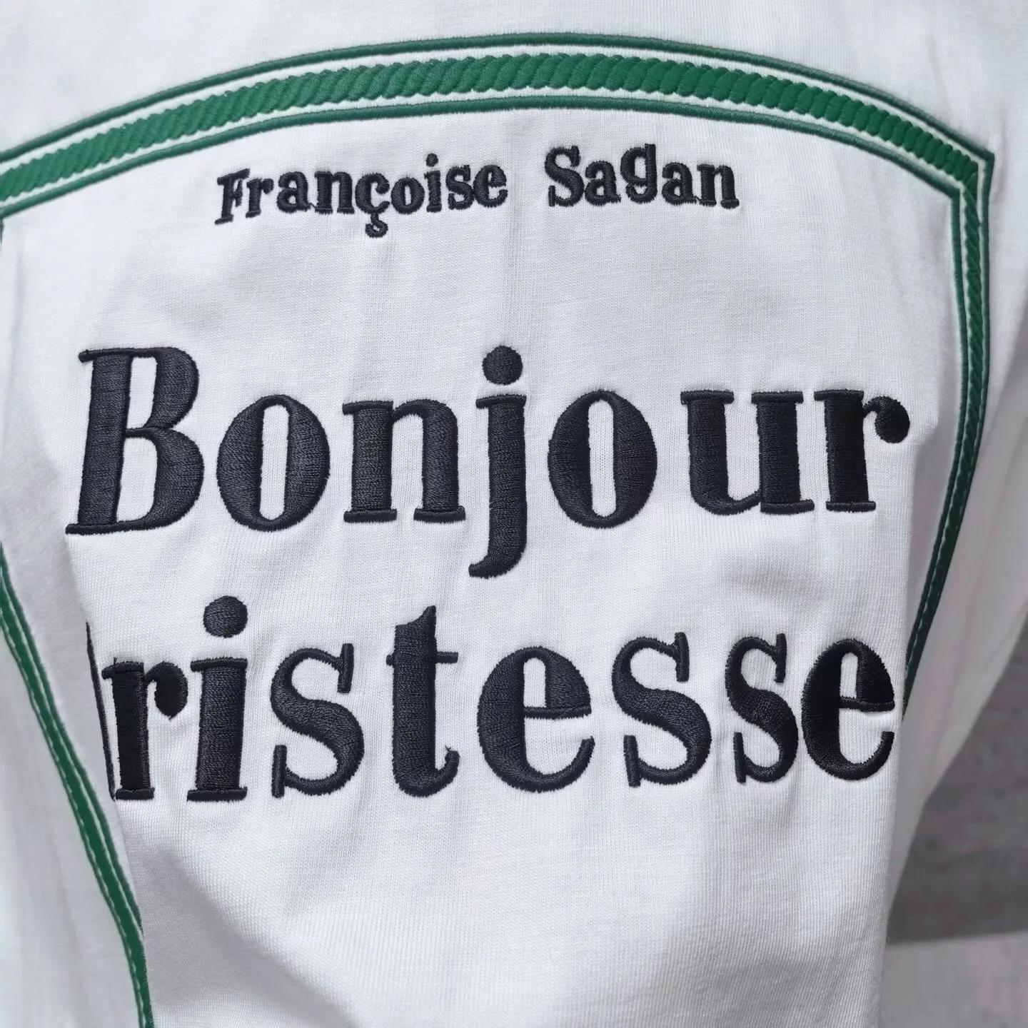 T-Shirt with Book Cover Embroidery (Bonjour Tristesse), Relaxed Fit — ビュー 3