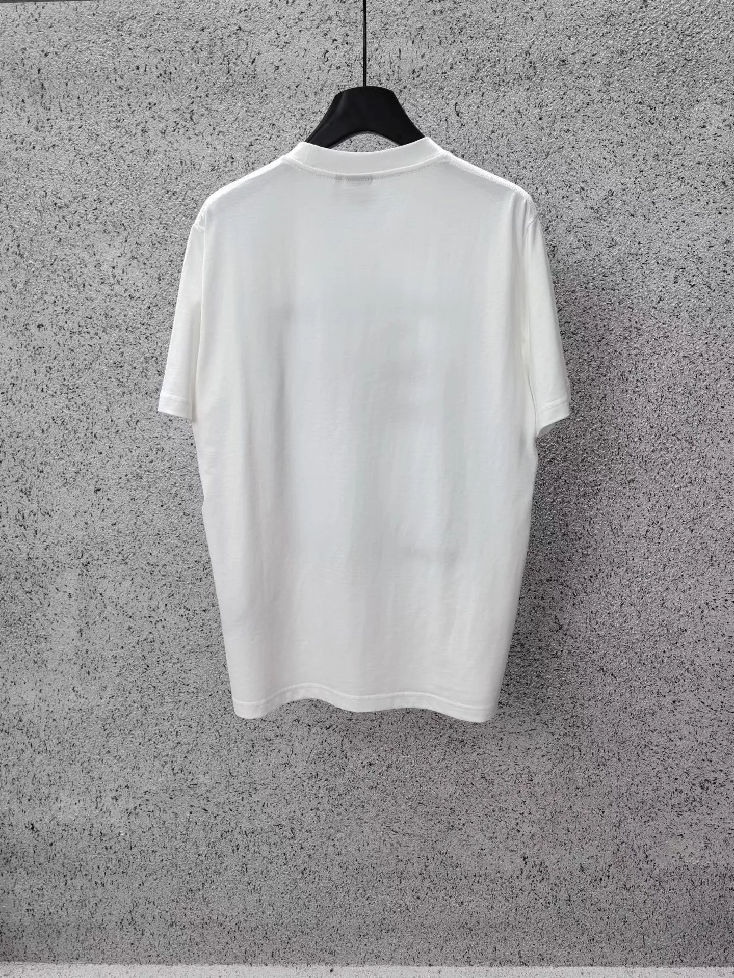T-Shirt with Book Cover Embroidery (Bonjour Tristesse), Relaxed Fit — ビュー 4