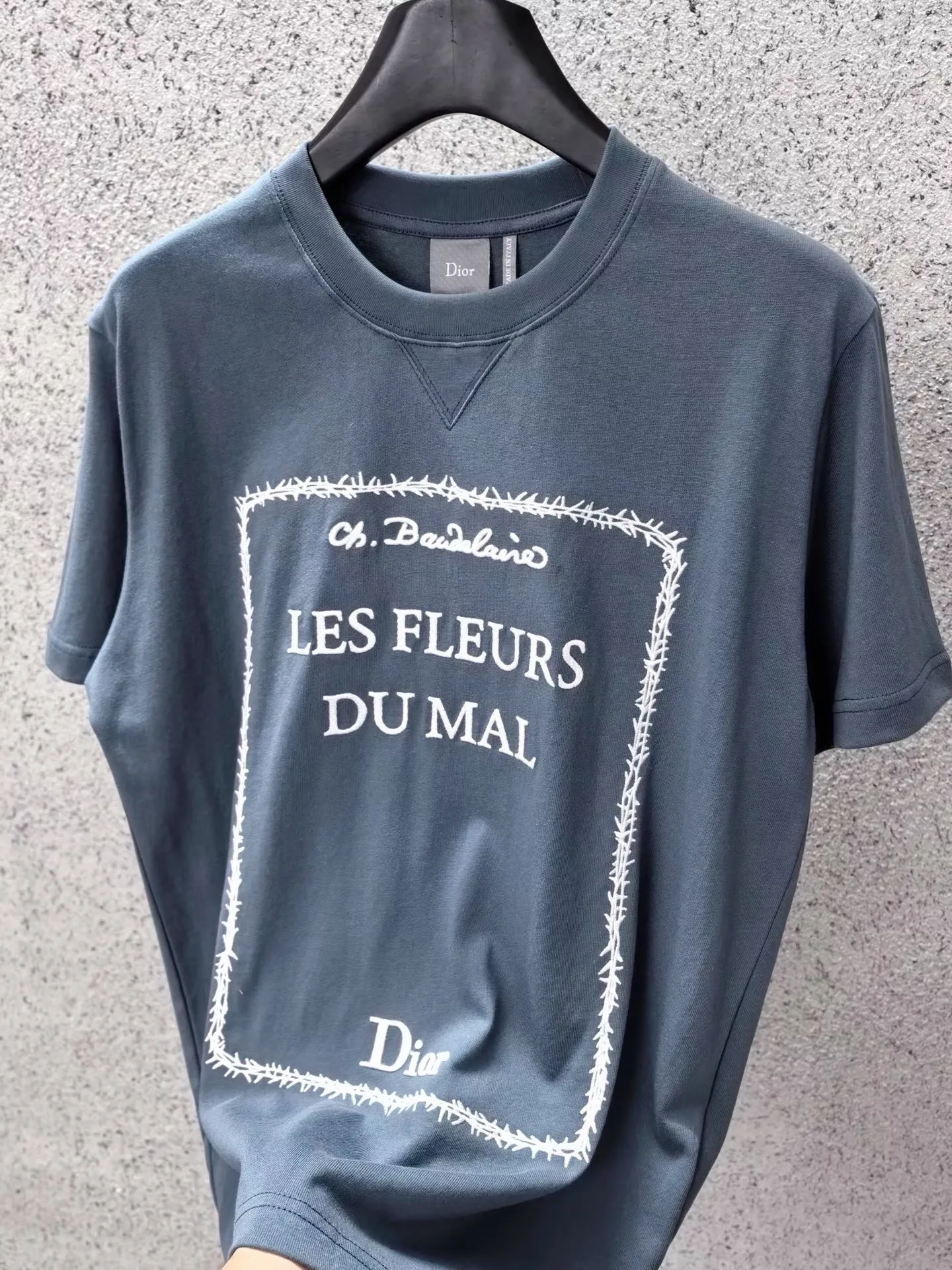 T-Shirt with Book Cover Embroidery (Les Fleurs Du Mal), Relaxed Fit — ビュー 3