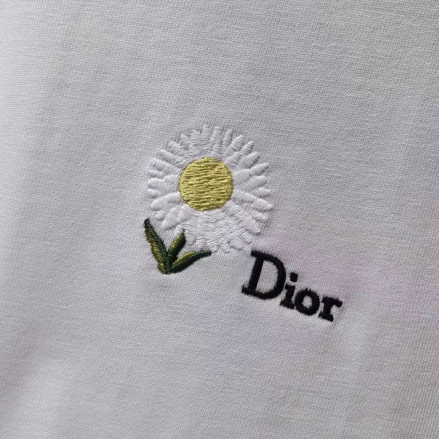 T-Shirt with Dior Clover Embroidery, Regular Fit (White) — 보기 2