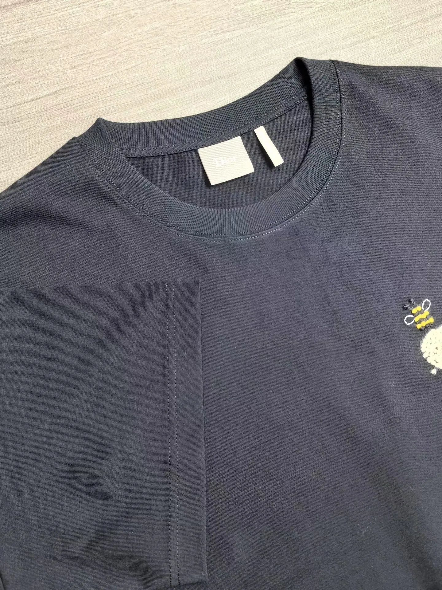 T-Shirt with Dior Flower Bee Embroidery, Relaxed Fit (Black) — 圖 4