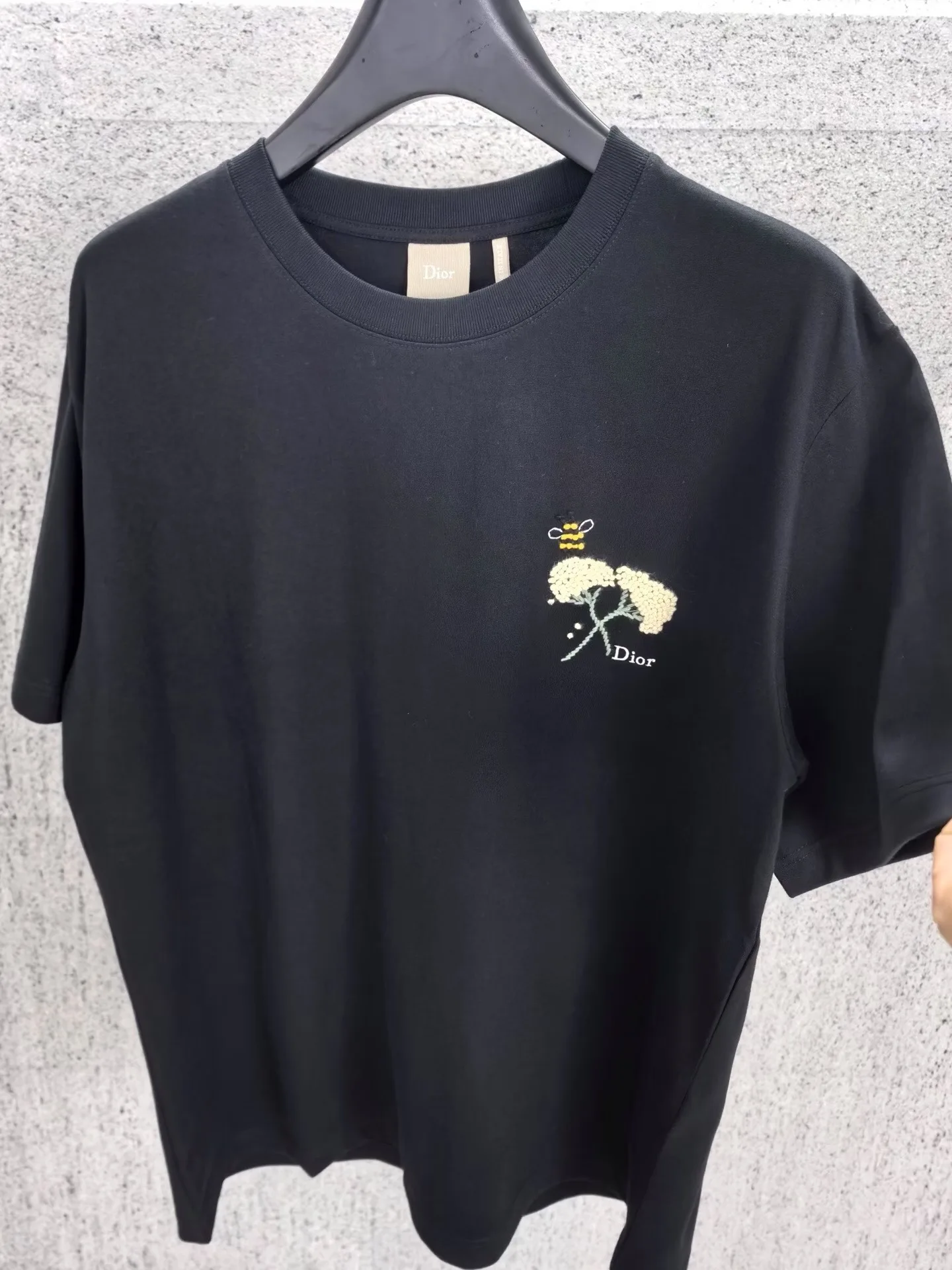 T-Shirt with Dior Flower Bee Embroidery, Relaxed Fit (Black) — 圖 7