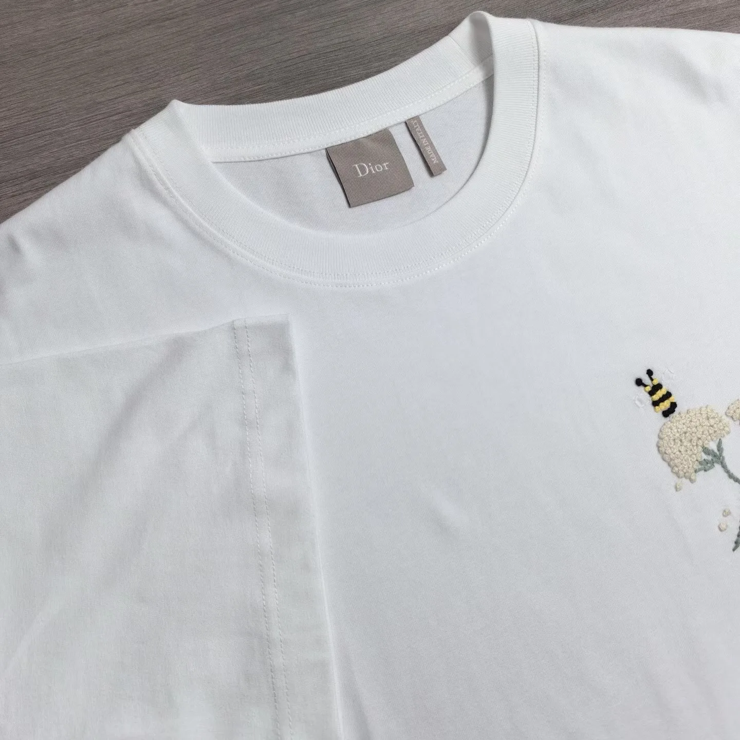 T-Shirt with Dior Flower Bee Embroidery, Relaxed Fit (White) — ビュー 5
