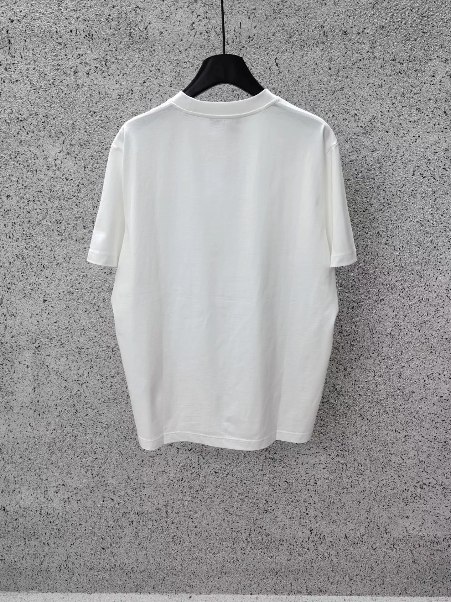 Gucci White Short Sleeve Logo Tee with Red and Silver Accent — ビュー 2