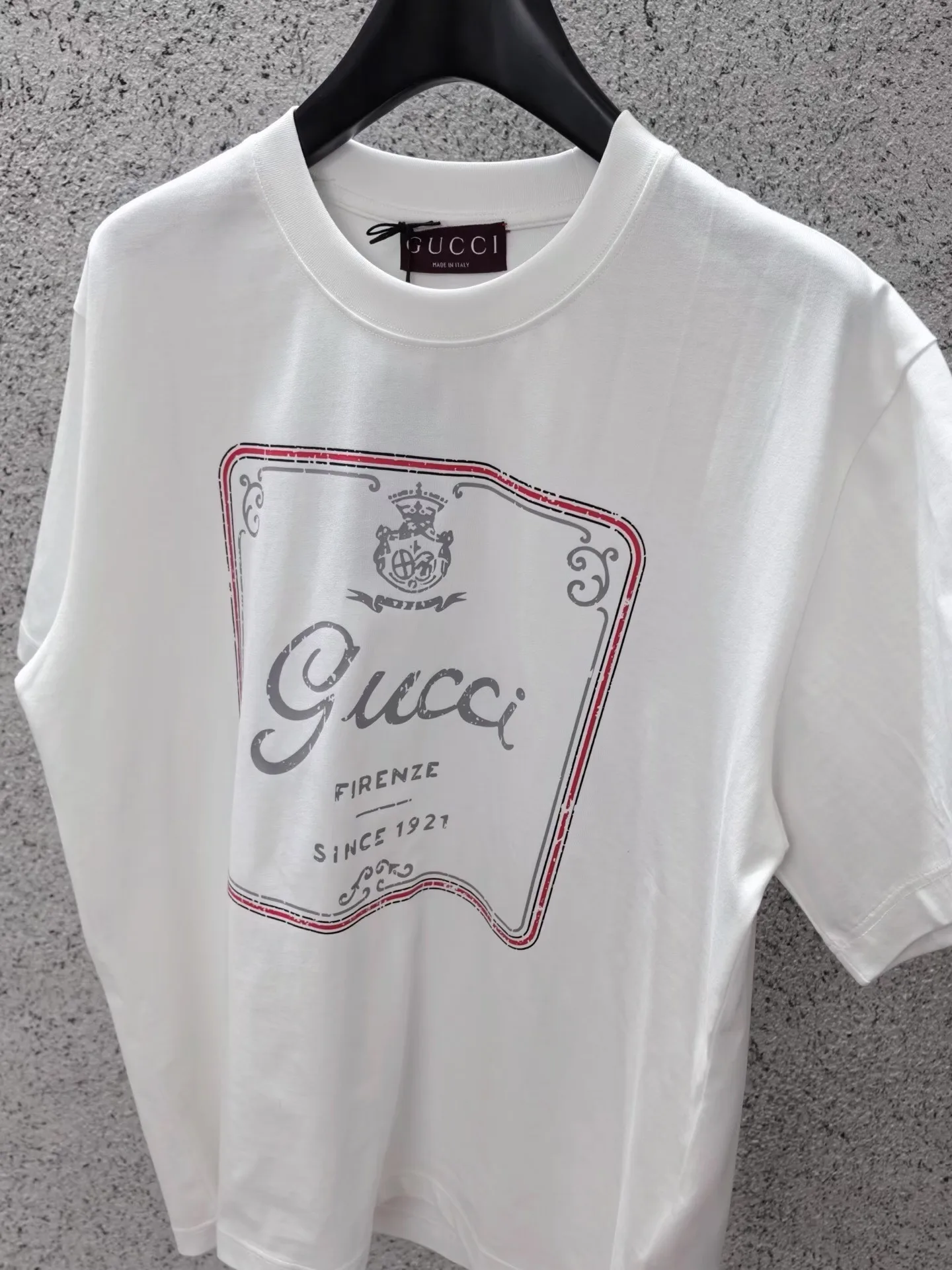 Gucci White Short Sleeve Logo Tee with Red and Silver Accent — ビュー 3