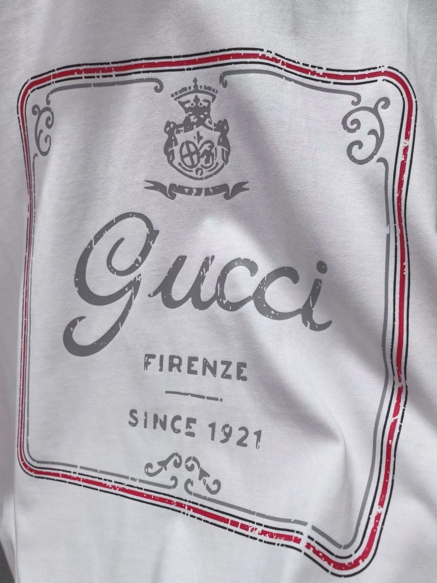 Gucci White Short Sleeve Logo Tee with Red and Silver Accent — ビュー 4