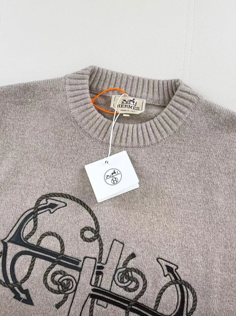 Hermès "Ancre en H" Crewneck Sweater (Grey) — ビュー 5
