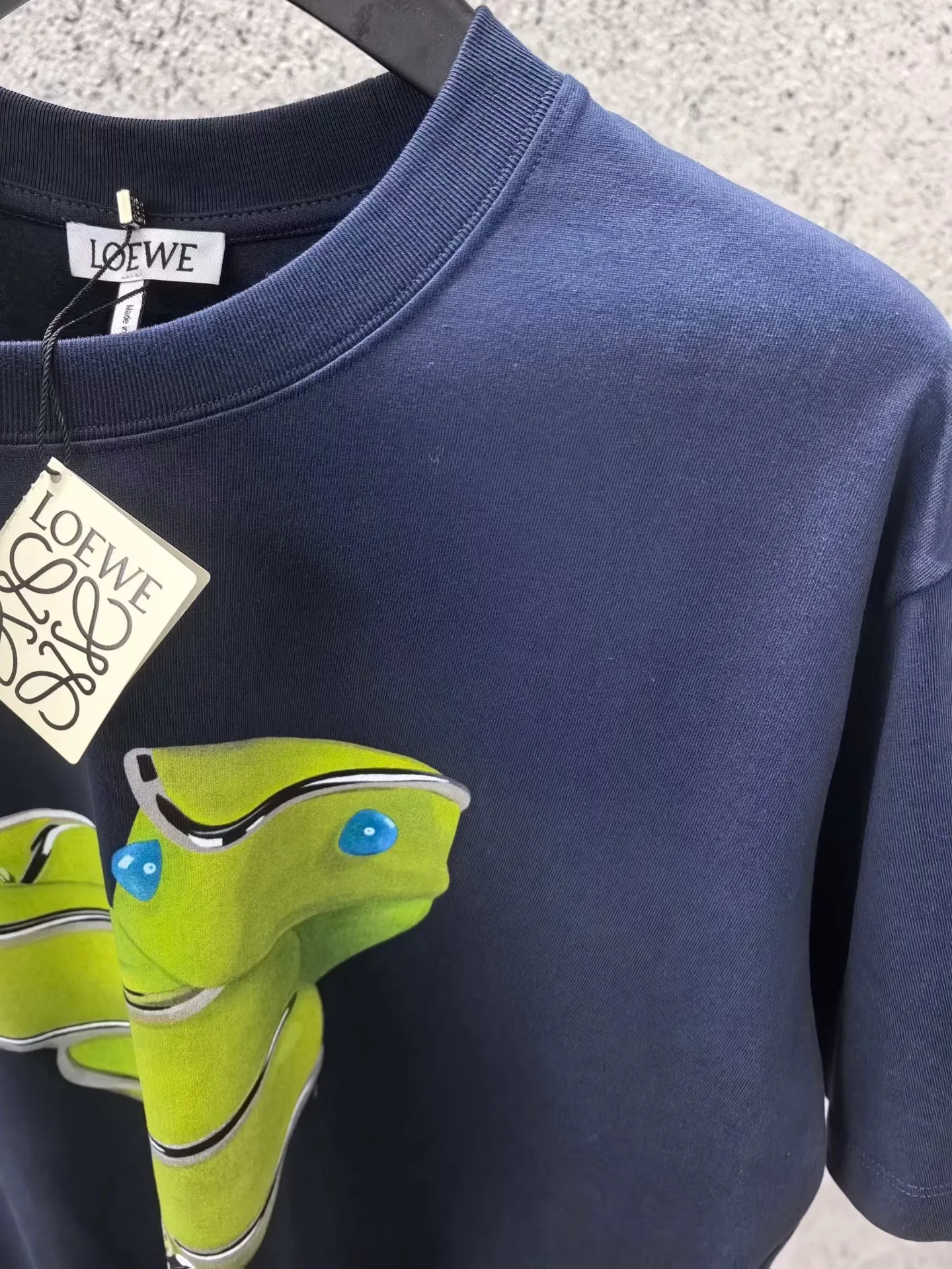 Loewe White Short Sleeve T-Shirt with Green Snake Graphic (Navy) — ビュー 2