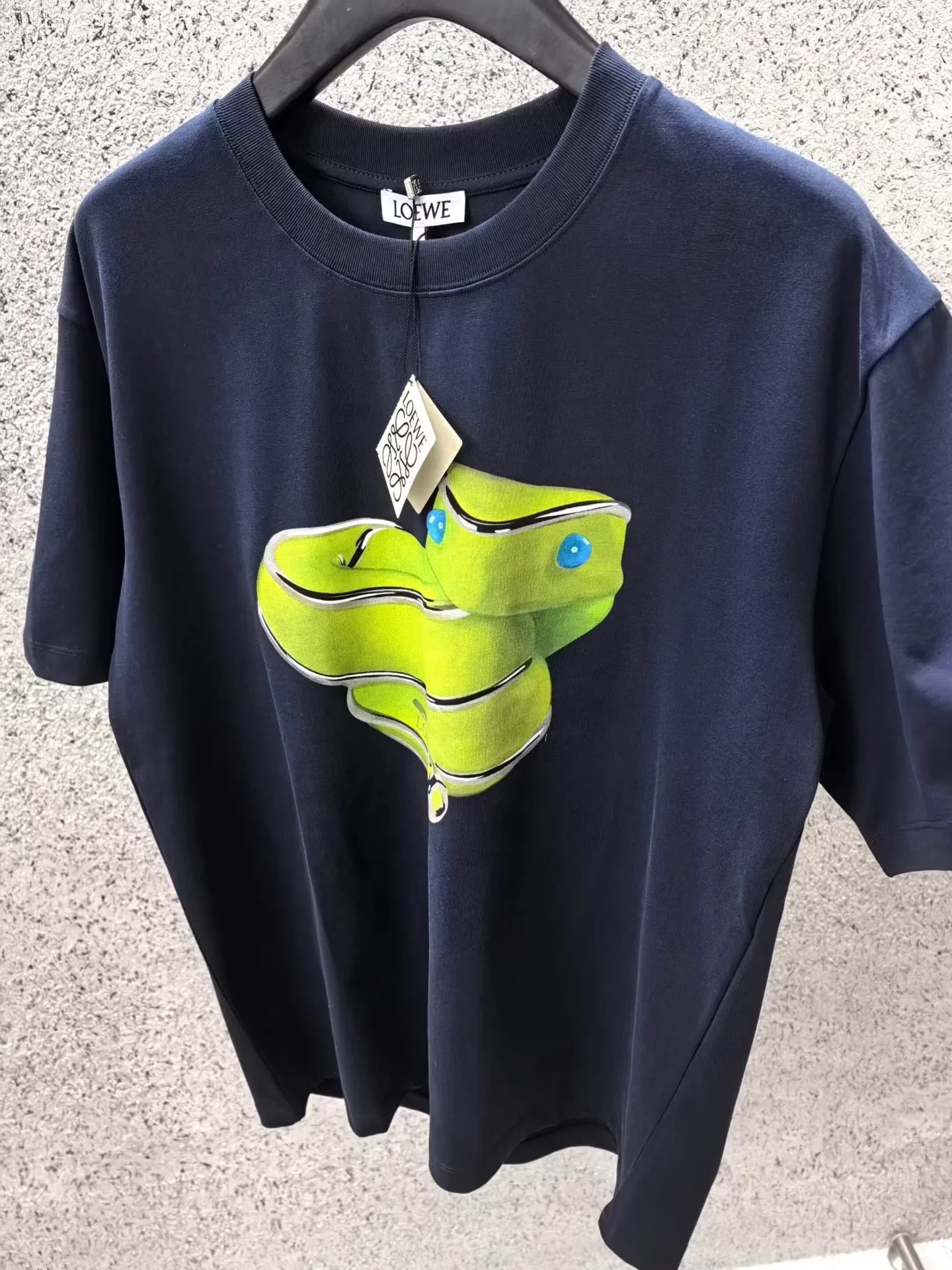 Loewe White Short Sleeve T-Shirt with Green Snake Graphic (Navy) — ビュー 5