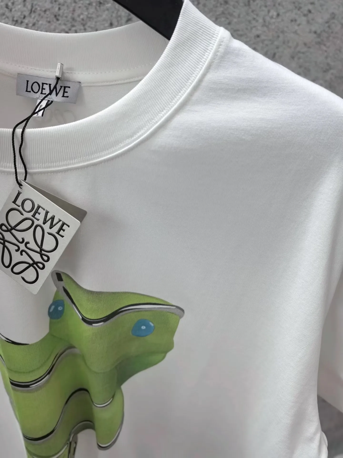 Loewe White Short Sleeve T-Shirt with Green Snake Graphic (White) — 보기 3