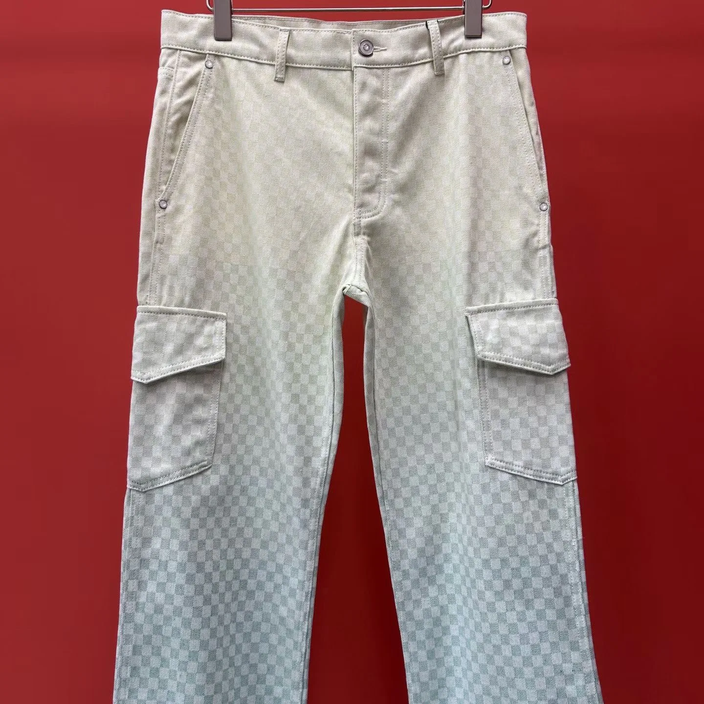 LV Damier Gradient Jacquard Denim Cargo Trousers (Mulitcoloured) — 图 2