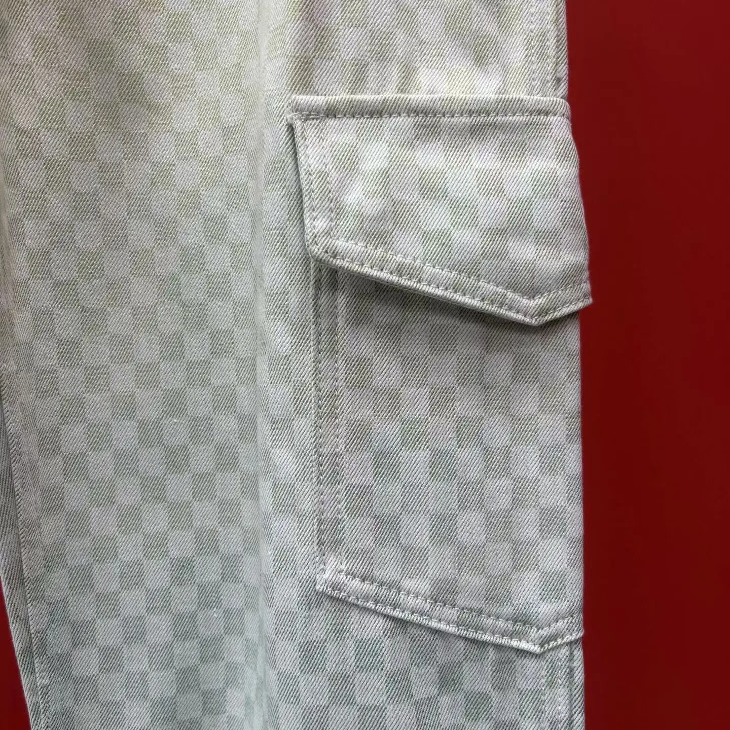 LV Damier Gradient Jacquard Denim Cargo Trousers (Mulitcoloured) — 图 3
