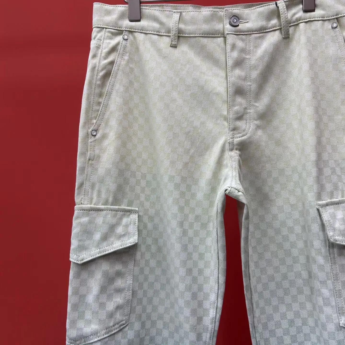 LV Damier Gradient Jacquard Denim Cargo Trousers (Mulitcoloured) — 图 4