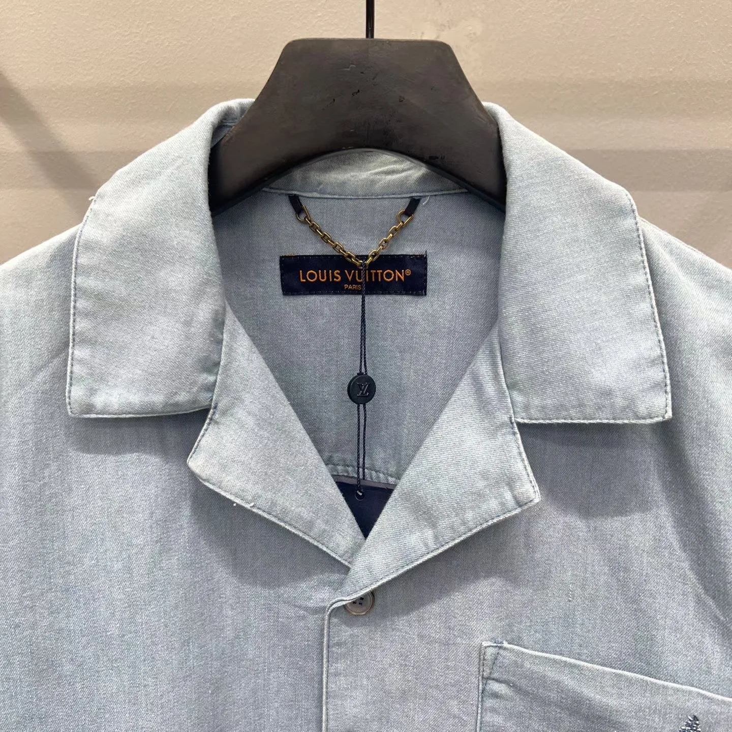 LV Embroidered Signature Chambray Short-Sleeved Shirt — 보기 2