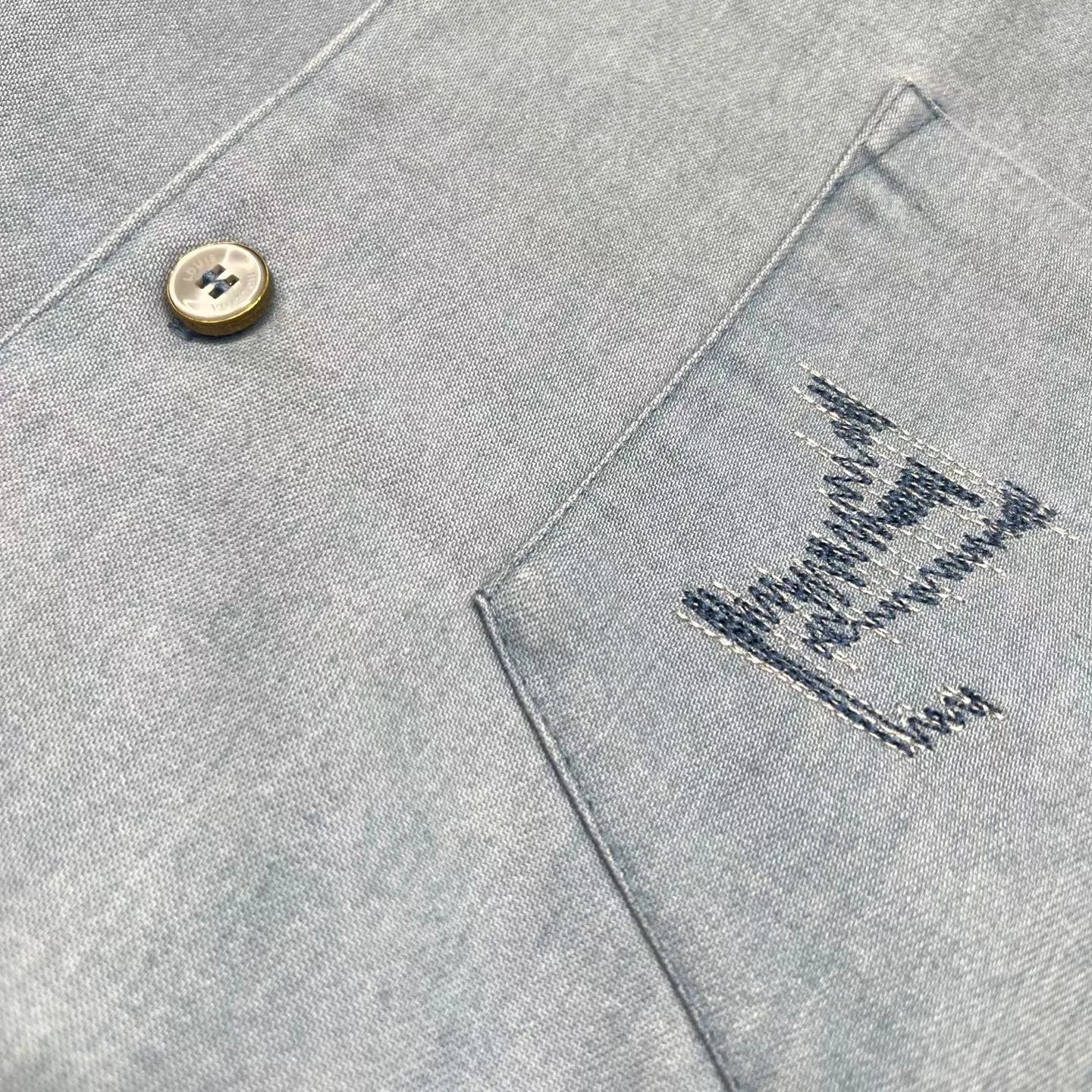 LV Embroidered Signature Chambray Short-Sleeved Shirt — 보기 3