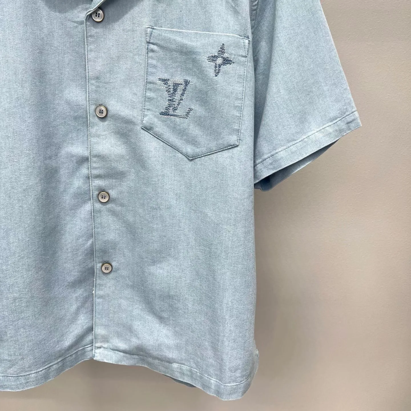 LV Embroidered Signature Chambray Short-Sleeved Shirt — 보기 5