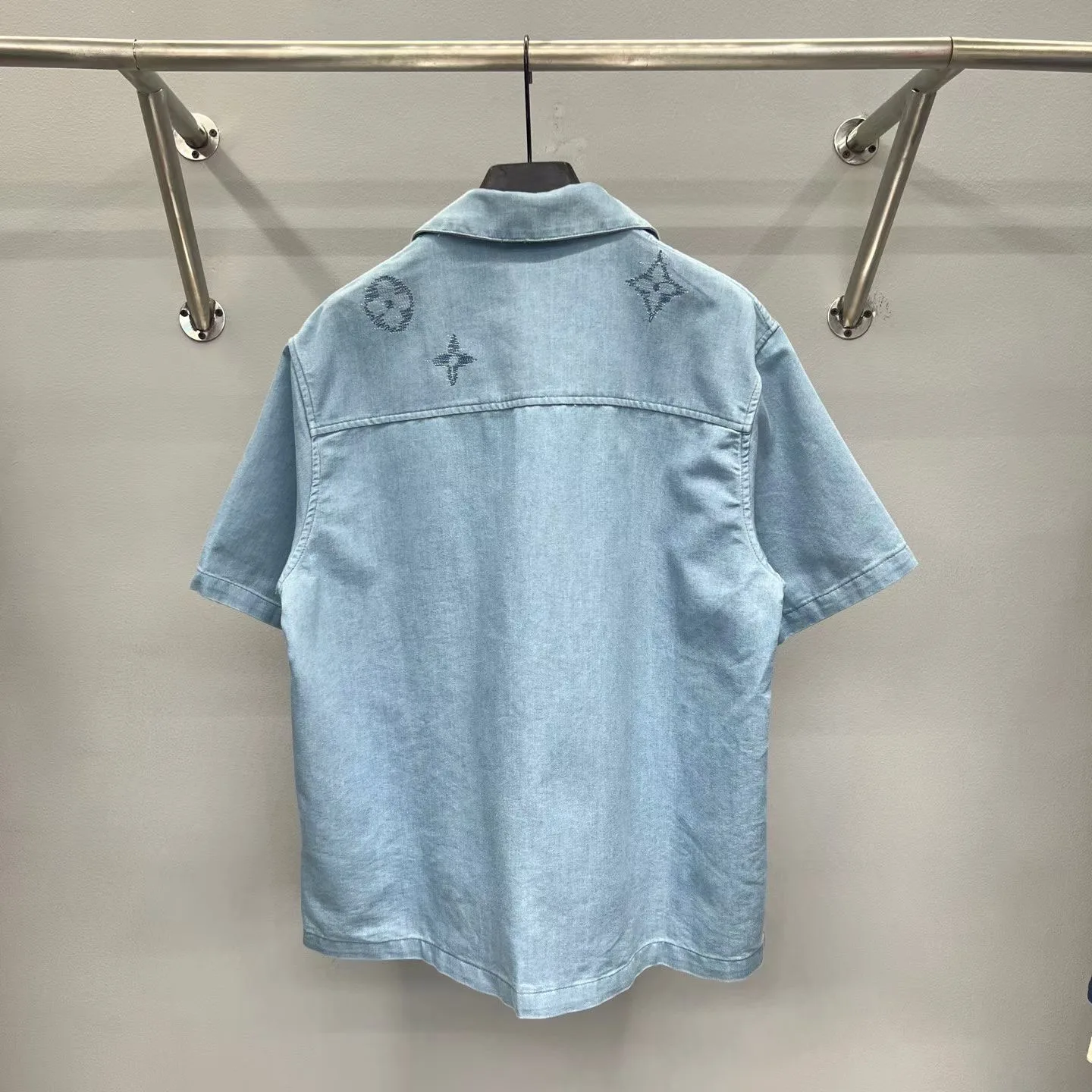 LV Embroidered Signature Chambray Short-Sleeved Shirt — 보기 6