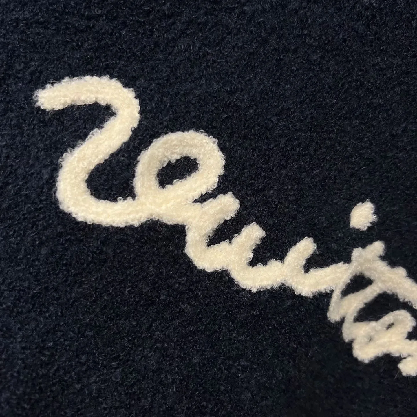 LV Embroidered Signature Long-Sleeved Crewneck (Navy) — ビュー 2