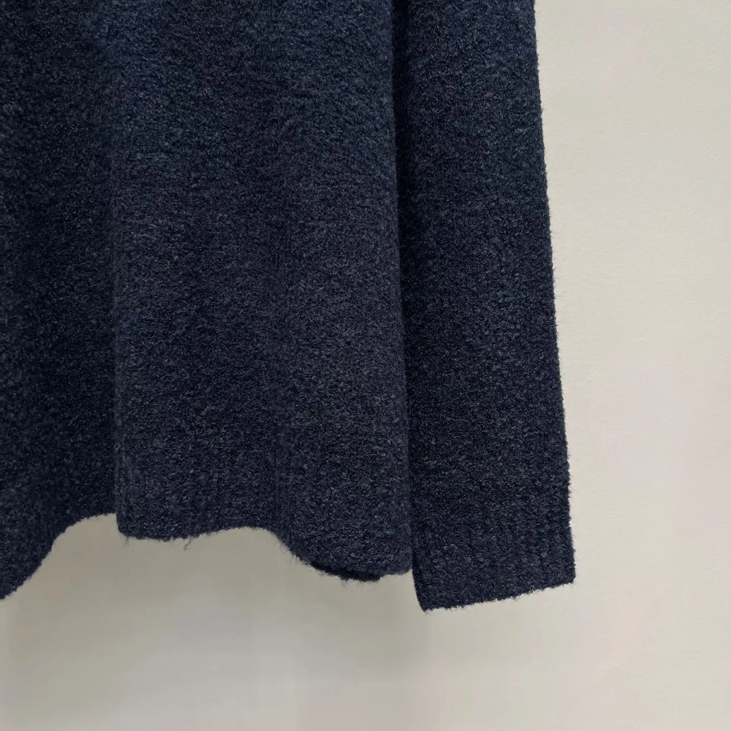LV Embroidered Signature Long-Sleeved Crewneck (Navy) — ビュー 3
