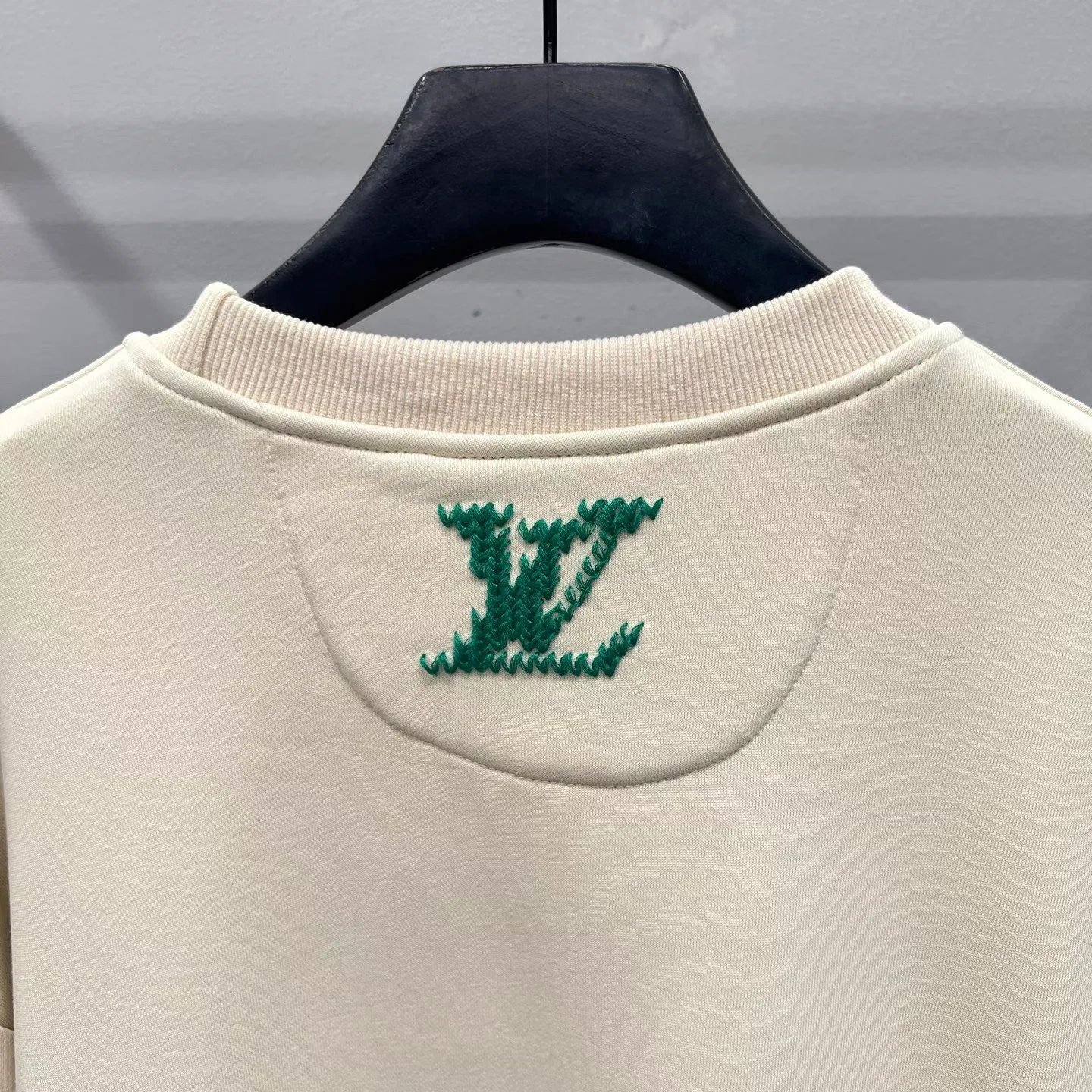 LV Embroidered Signature Sweatshirt (Light Beige) — ビュー 4