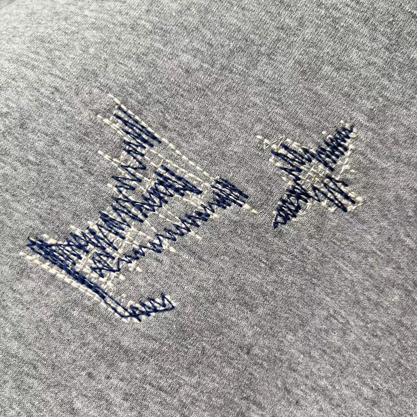 LV Embroidered Signature Zipped Hoodie — ビュー 4