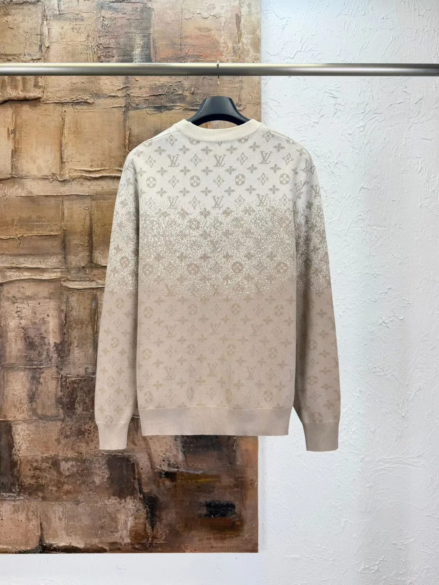 LV Monogram Long-Sleeved Crewneck (Beige) — 보기 2