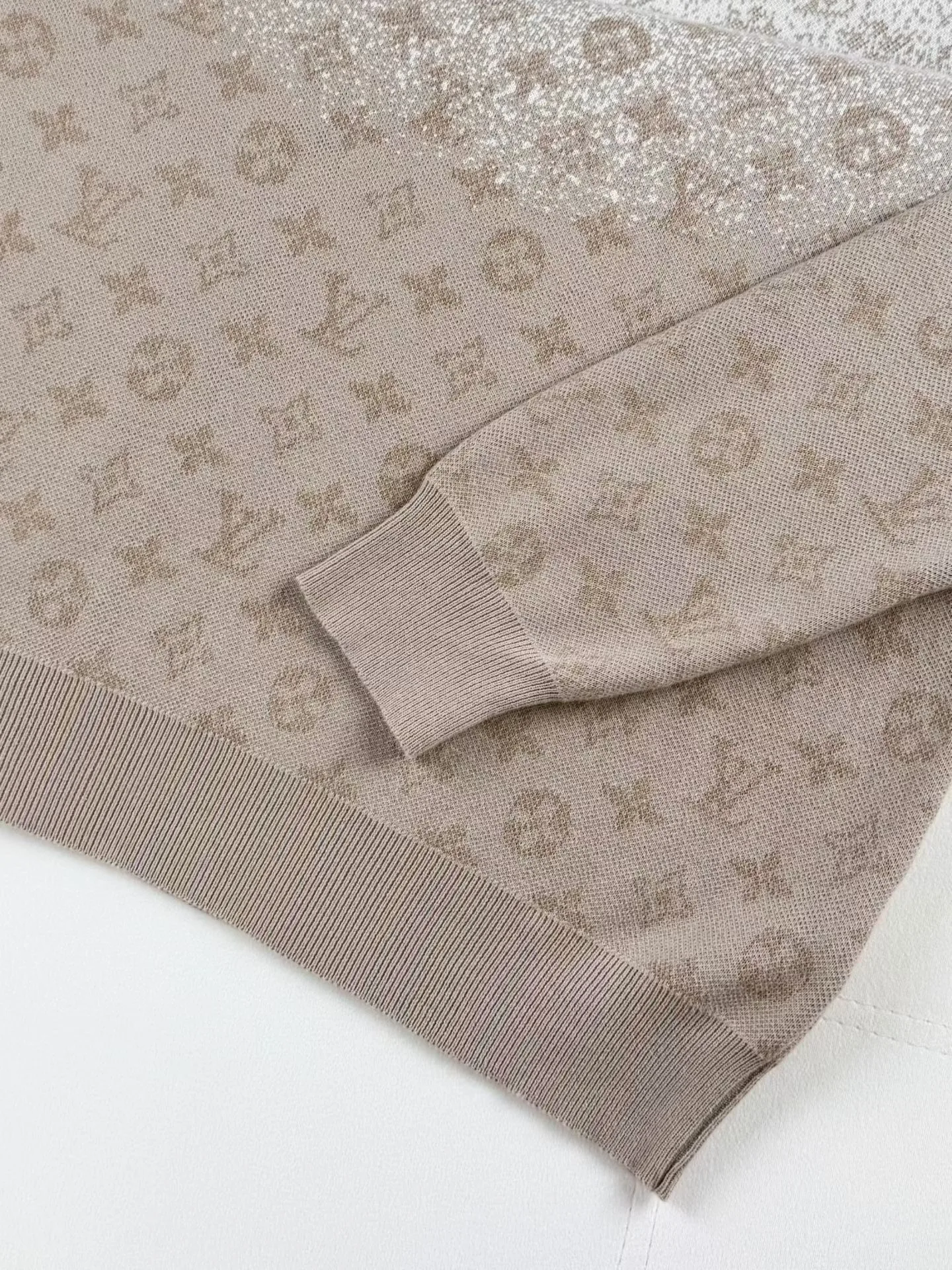 LV Monogram Long-Sleeved Crewneck (Beige) — 보기 3