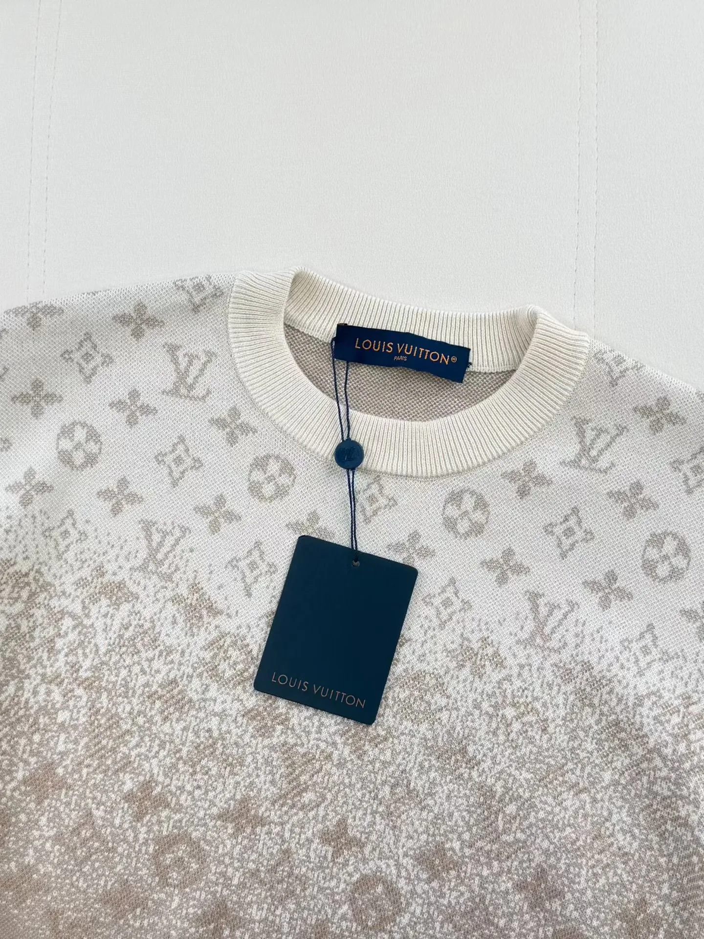 LV Monogram Long-Sleeved Crewneck (Beige) — 보기 4