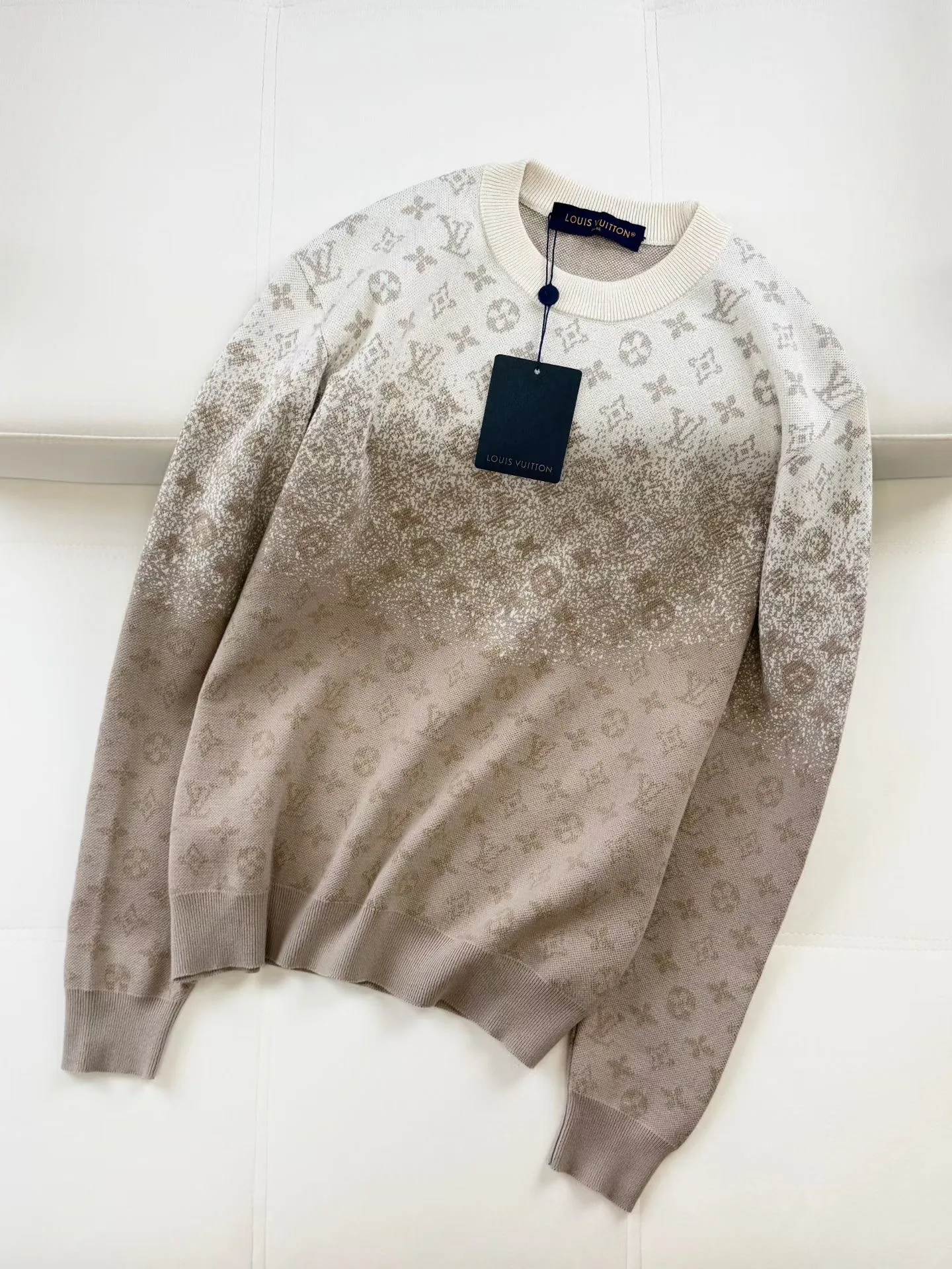 LV Monogram Long-Sleeved Crewneck (Beige) — 보기 5