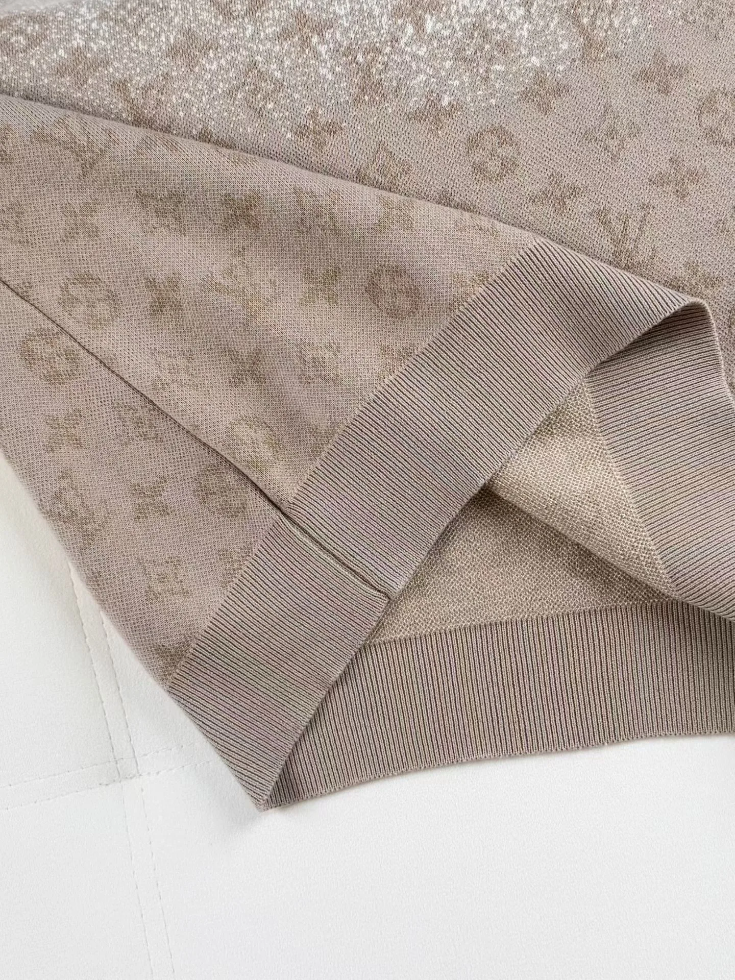 LV Monogram Long-Sleeved Crewneck (Beige) — 보기 7