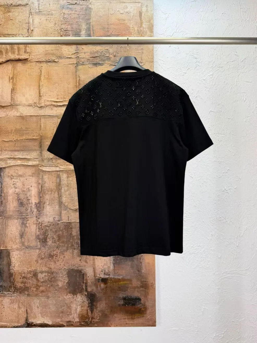 LV Short-Sleeved Reflective Signature T-Shirt (Black) — 보기 2